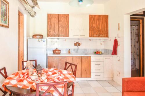 Η κουζίνα ή μικρή κουζίνα στο Vast Emerald, the only house in Kavourotrypes