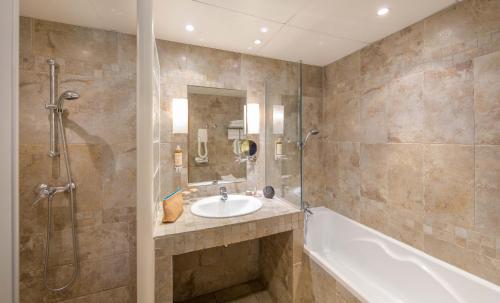 Mercure Marseille Centre Bompard La Cornicheにあるバスルーム