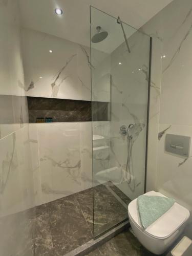 Ένα μπάνιο στο George Deluxe Apartments