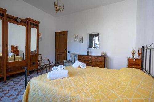 Ένα ή περισσότερα κρεβάτια σε δωμάτιο στο casa con vista mare Orizzonte