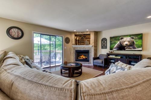 Memorable "Deer & Doe" by HoneyBearCabins 4BR 3BA, Mountain View Deck, Farmhouse Decor, Fireplace, 3 Acres photo 6