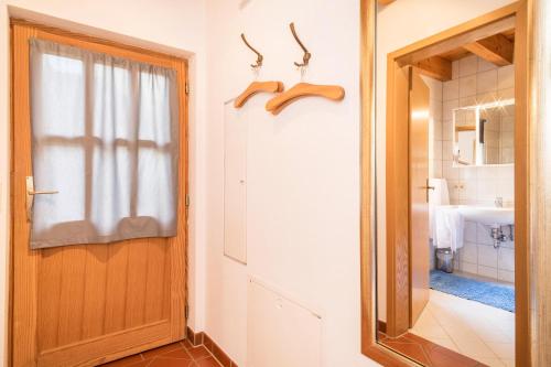 baño con puerta y espejo en Gästehaus Heilig Apartment 3, en Langenargen