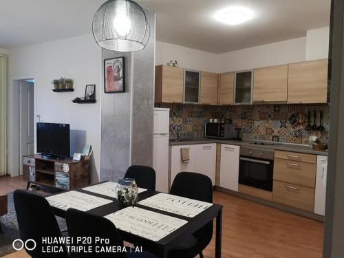 een keuken met een tafel en een eetkamer bij Sea Garden Apartment IDM in Varna