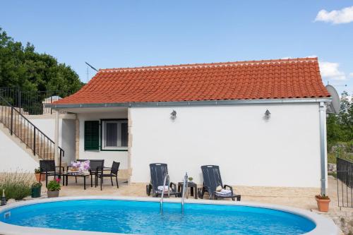 Bassein majutusasutuses Holiday Home Sego with Private Pool või selle lähedal