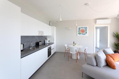 cocina y sala de estar con sofá y mesa en Ilfico en Cannero Riviera