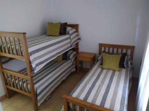 Двухъярусная кровать или двухъярусные кровати в номере Los Jazmines II