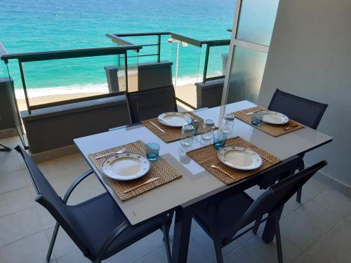 - une table à manger avec vue sur l'océan dans l'établissement Apartamento vistas mar primera linea playa, à Platja d'Aro