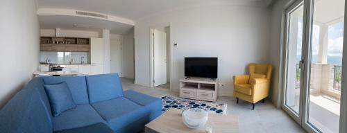 Télévision ou salle de divertissement dans l'établissement Apartments SLAVA
