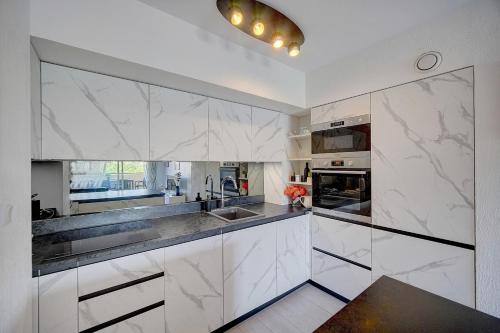 Photo de la galerie de l'établissement IMMOGROOM - 2 BR- Bright - Terrace - Wifi - Air conditioning, à Cannes