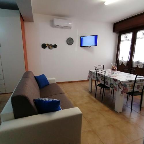 a living room with a couch and a table at La casa di Anita nel cuore di Segesta in Calatafimi