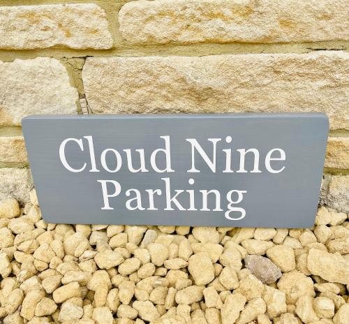 Gallery image of Cotswold Chic Retreats "Cloud Nine" 5 Star Chipping Campden-Parking-Garden in Chipping Campden