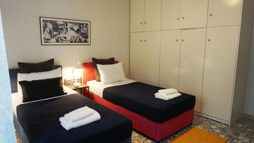 Postel nebo postele na pokoji v ubytování A few steps away from Syntagma and Plaka by Athenian Homes