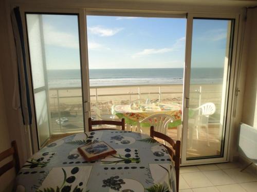 - une table à manger avec vue sur la plage dans l'établissement STUDIO BELLE VUE SUR MER, à Saint-Jean-de-Monts