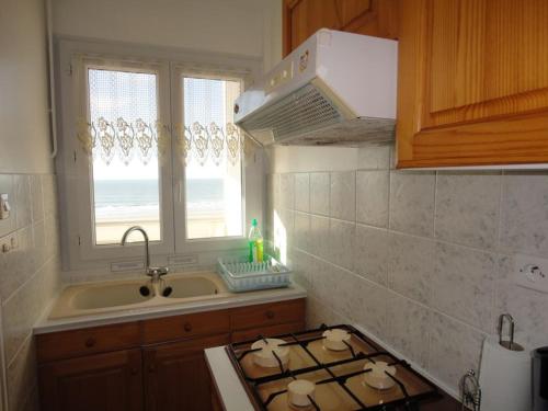une cuisine avec un évier et une cuisinière dans l'établissement STUDIO BELLE VUE SUR MER, à Saint-Jean-de-Monts