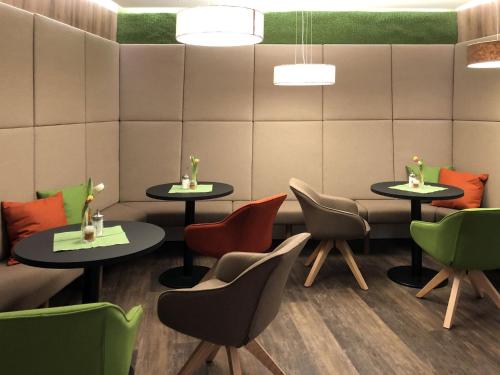 a waiting room with two tables and chairs at Seehotel im Weyer in Gmunden