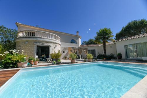 a swimming pool in front of a house at CASA UPUPA in Montreuil