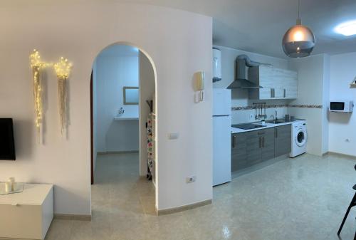 a kitchen with an archway in the middle of a room at Arista Sur in La Restinga