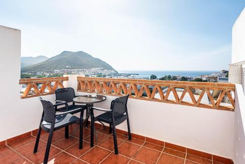 a balcony with chairs and a table and a view at Hostal El Dorado in San José