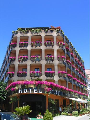 un hotel con macetas en el lateral de un edificio en Hotel Atlantic, en Arona