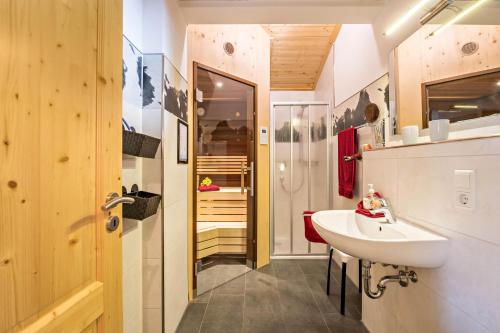 a small bathroom with a sink and a toilet at Casa Romantica in Lechbruck