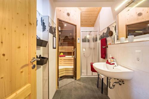 レヒブルックにあるCasa Romanticaの小さなバスルーム(洗面台、トイレ付)