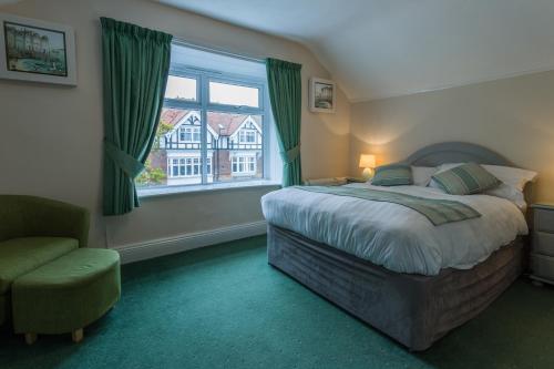 ボーンマスにあるThe Rosscourt-Adults Onlyのベッドルーム1室(ベッド1台、椅子、窓付)