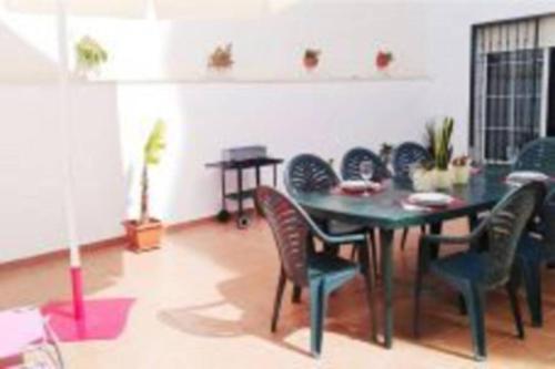 comedor con mesa y sillas en Apartamento ALAZAN a 50 metro de la playa, en Málaga