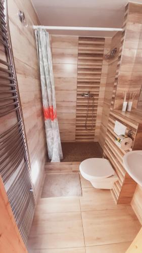 a small bathroom with a toilet and a shower at Chata Kriváň - bez kontaktu s ubytovateľom "Click 'n Sleep" in Terchová