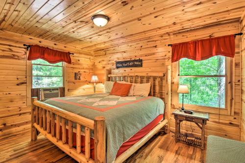 1 dormitorio con 1 cama en una cabaña de madera en The Hillside at the Sautee Mountain Retreat, en Clarkesville