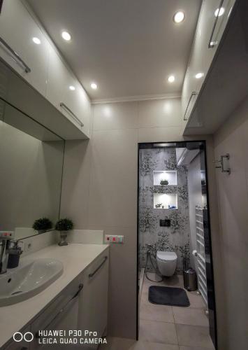 Ένα μπάνιο στο Luxury Apartments Alix