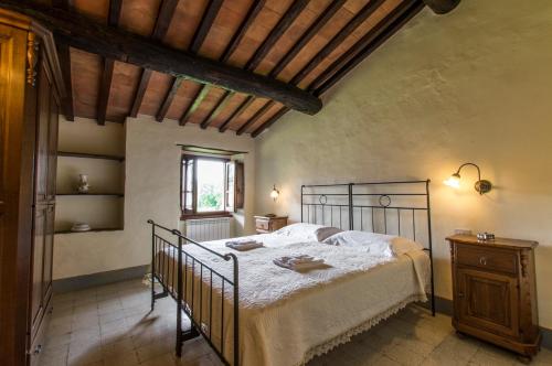 een slaapkamer met een bed en een houten plafond bij Podere La Casaccia in Poppi