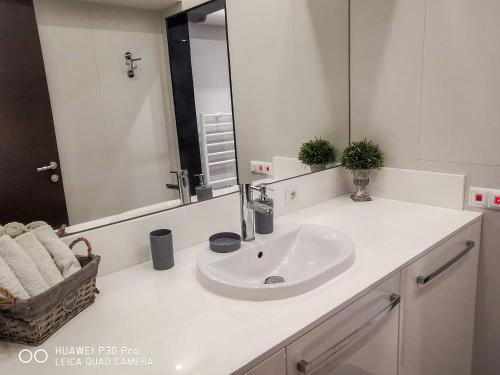 Ένα μπάνιο στο Luxury Apartments Alix