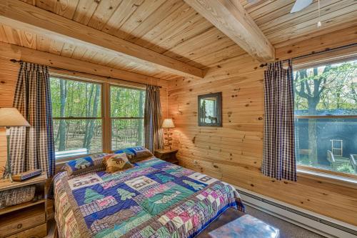 Cama o camas de una habitación en Woodland Wonder