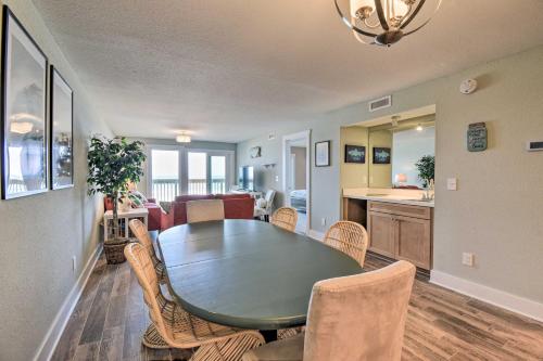 Χώρος καθιστικού στο Beachfront Nags Head Condo with Private Balcony!