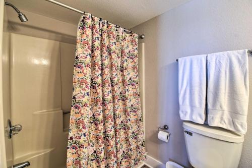 Ένα μπάνιο στο Beachfront Nags Head Condo with Private Balcony!