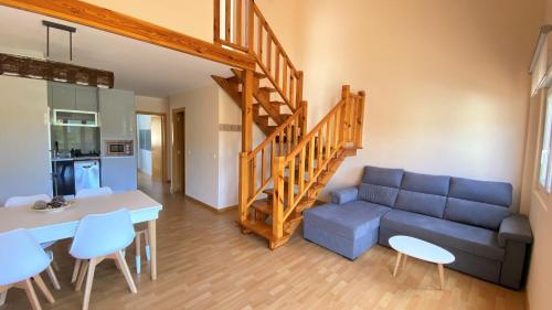 sala de estar con sofá azul y mesa en Duplex Playa Langosteira en Finisterre