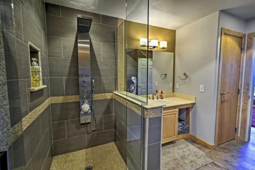 uma casa de banho com um chuveiro e um lavatório. em Picturesque Port Angeles Cabin with Fire Pit! em Port Angeles