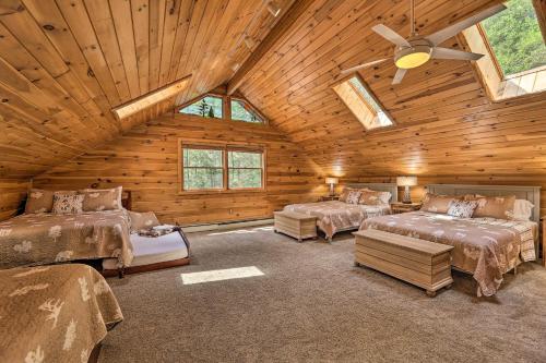 Galeriebild der Unterkunft Luxe Riverfront Lodge by Torch Lake with Kayaks in Rapid City