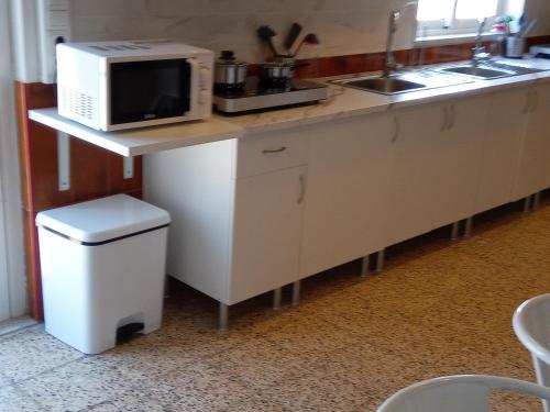A cozinha ou cozinha compacta de Parque de Campismo de Fão