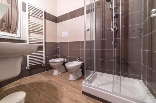 ein Bad mit einem WC, einem Waschbecken und einer Dusche in der Unterkunft BB Villa Giacomina in Tempone