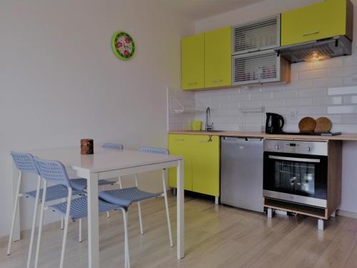 Kuchyň nebo kuchyňský kout v ubytování Falla Apartment Gdańsk