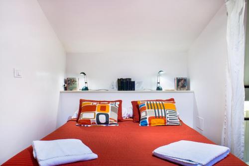 Ένα ή περισσότερα κρεβάτια σε δωμάτιο στο MANSARDINA - 1 min from Accademia - duplex stylish and cosy