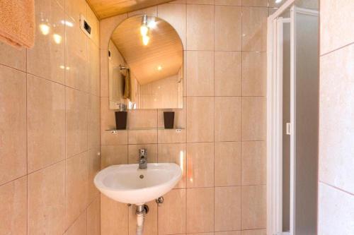 Koupelna v ubytování Apartment in Stinjan with sea view, terrace, air conditioning, WiFi 5018-1