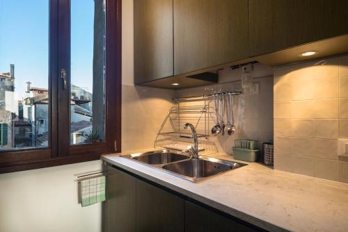 O bucătărie sau chicinetă la MANSARDINA - 1 min from Accademia - duplex stylish and cosy