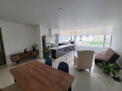 a large living room with a wooden table and chairs at Apartamento de 2 habitaciones junto al WTC in Mexico City