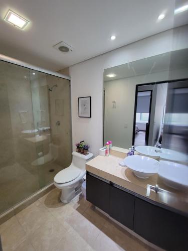 a bathroom with a toilet and a sink and a shower at Apartamento de 2 habitaciones junto al WTC in Mexico City