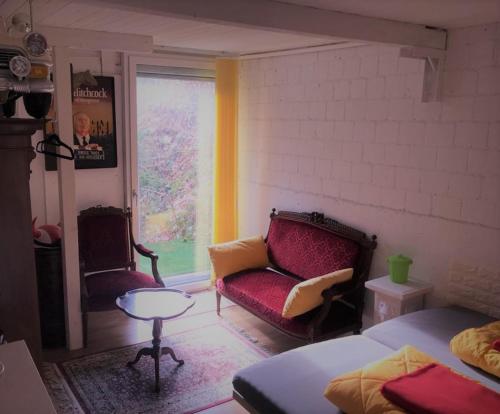 una camera con divano, tavolo e finestra di Boxenstopp Gurtnellen a Gurtnellen