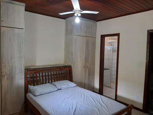 سرير أو أسرّة في غرفة في Village Praia do Flamengo frente mar
