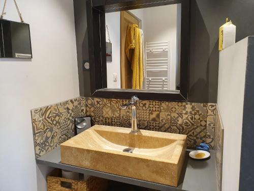 une salle de bain avec un lavabo et un miroir dans l'établissement Appartement Maison Cannes, à Cannes