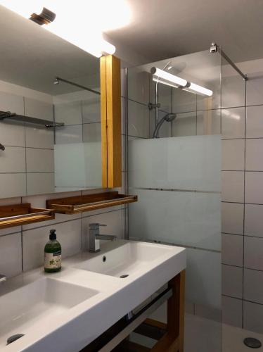 une salle de bain avec un lavabo blanc et un miroir dans l'établissement Le 26, à Nîmes